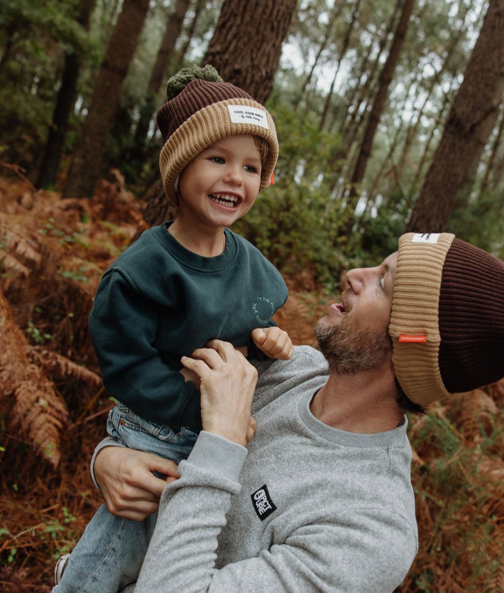 Duo pai e criança com gorros castanho e bege com etiqueta cosida Hello Hossy