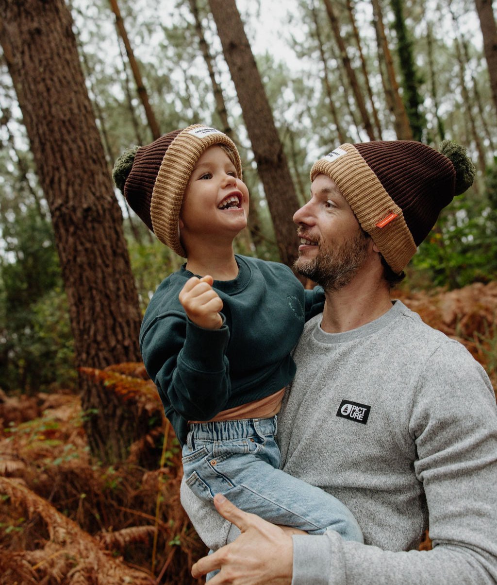 Duo pai e criança com gorros castanhos e bege a combinar Hello Hossy