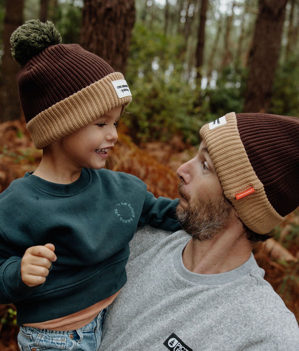 Duo pai e criança com gorros castanho e bege a condizer Hello Hossy