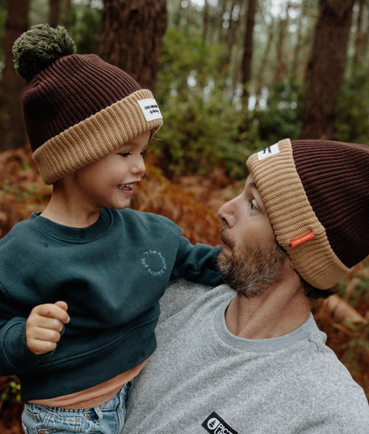 Duo pai e criança com gorros castanho e bege a condizer Hello Hossy