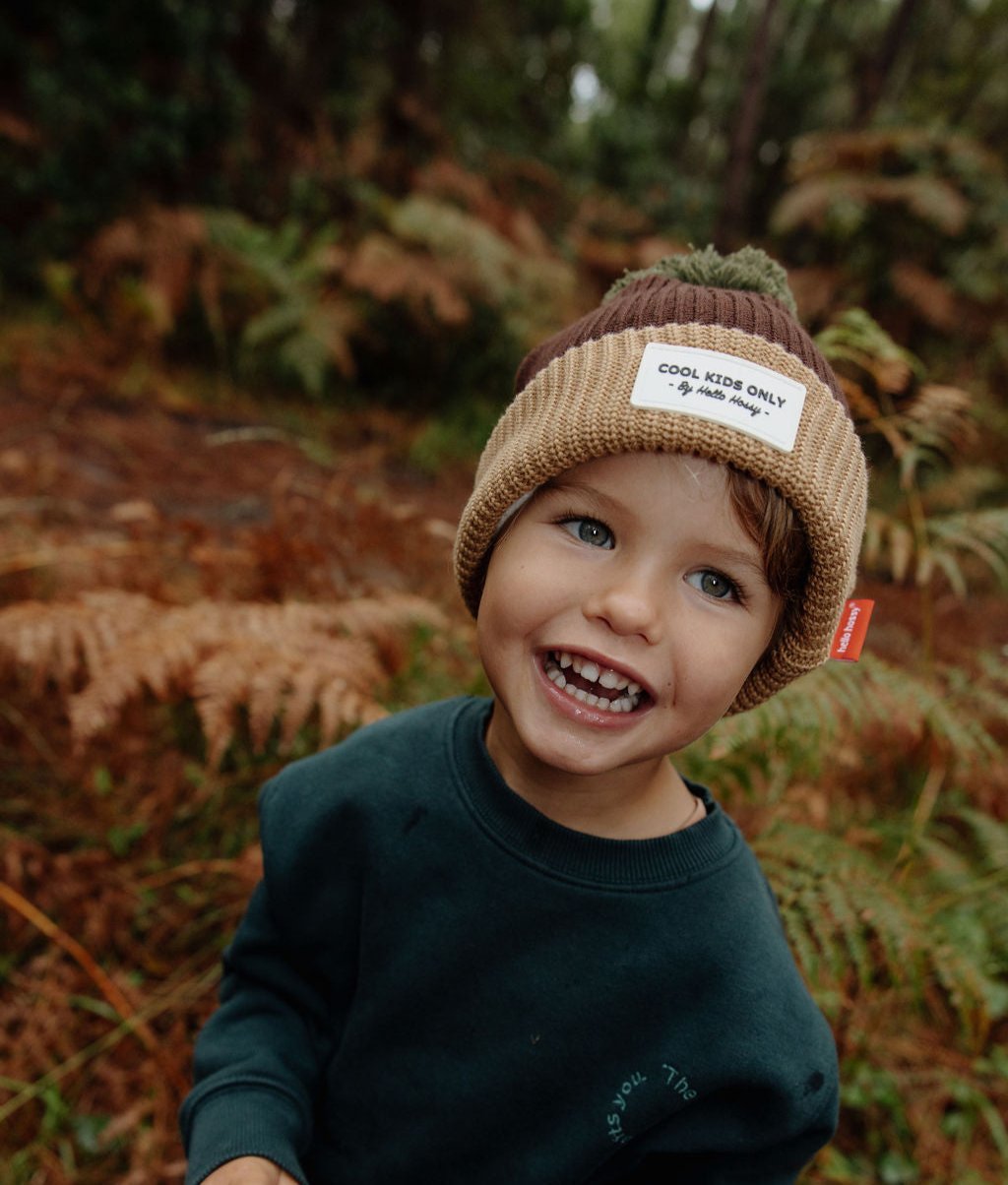 Gorro infantil castanho, rebordo canelado, etiqueta cosida Cool Kids Only Hello Hossy