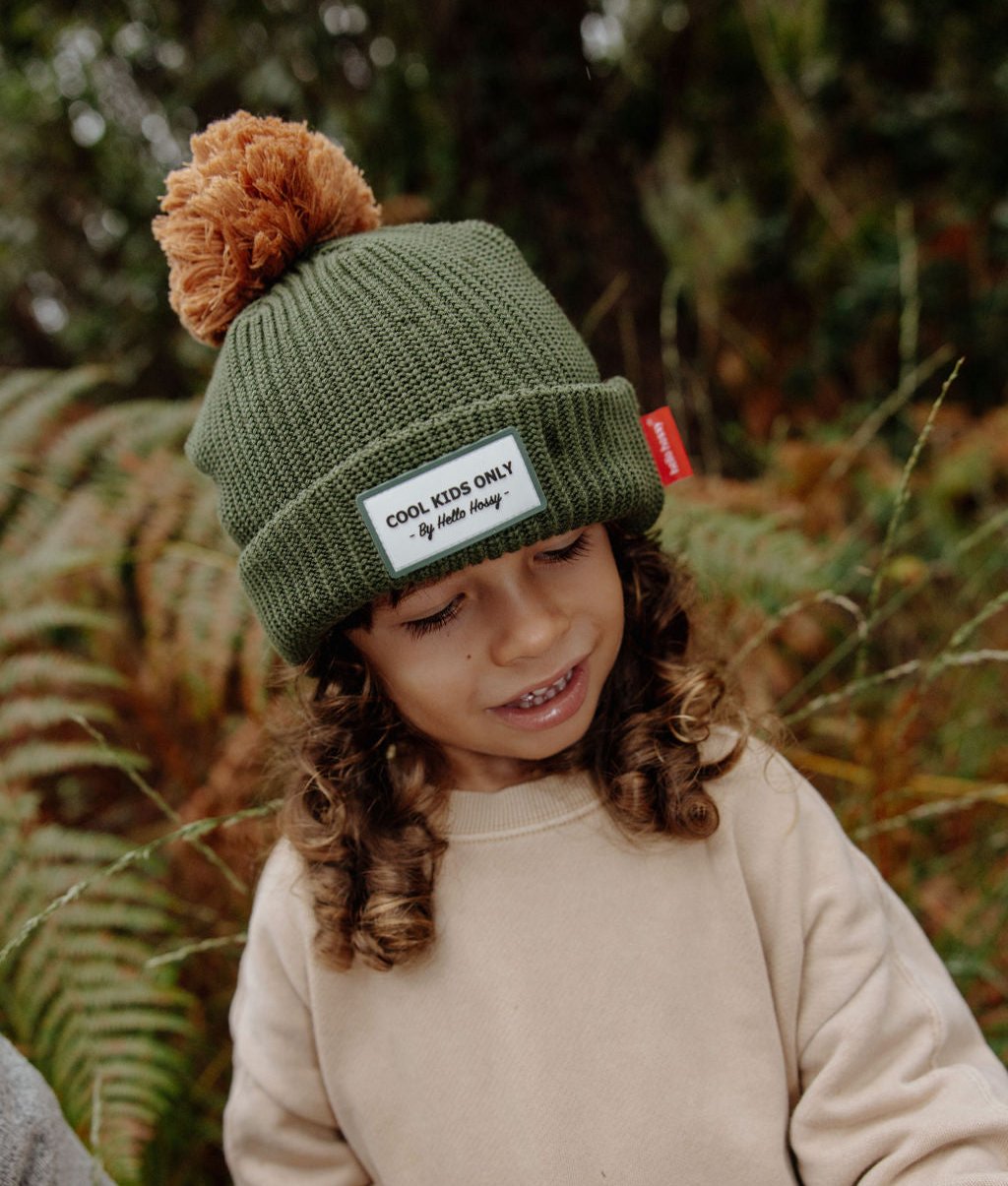 Gorro infantil verde com pompom castanho e etiqueta cosida Hello Hossy