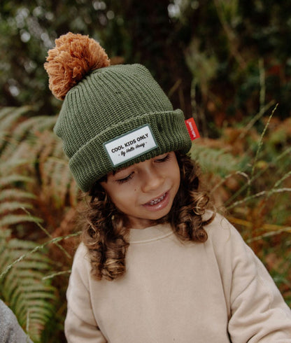Gorro infantil verde com pompom castanho e etiqueta cosida Hello Hossy