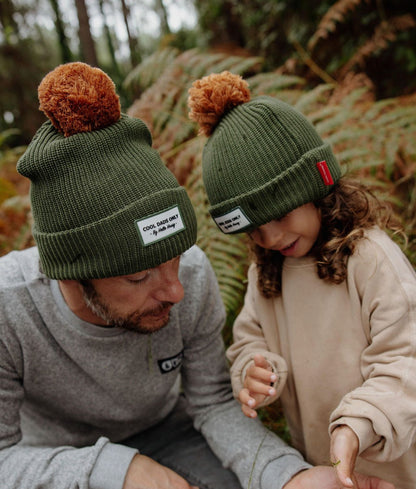 Gorros verdes de criança e pai com pompons, etiquetas cosidas, duo a combinar Hello Hossy