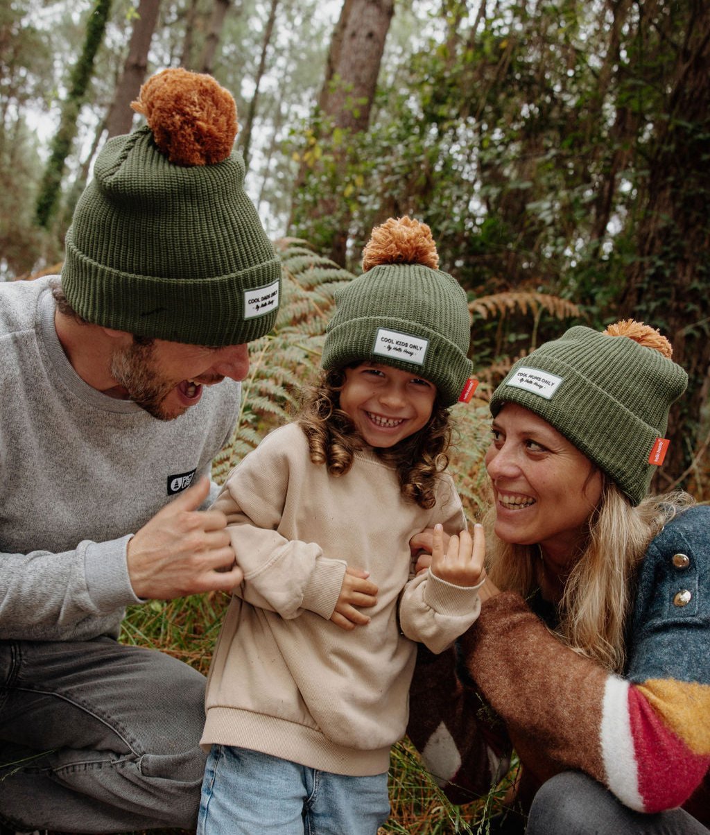 Gorro infantil verde com pompom, etiqueta cosida, família a combinar Hello Hossy