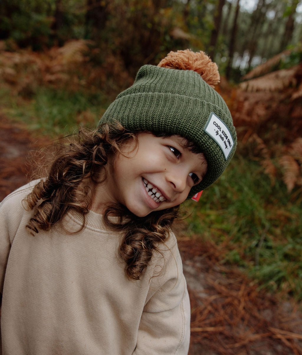Gorro infantil verde com pompom bege, etiqueta cosida Hello Hossy