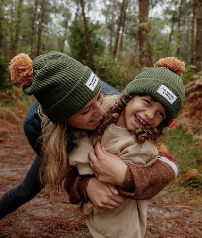 Gorro infantil verde com pompom, etiqueta cosida, duo mãe e criança Hello Hossy