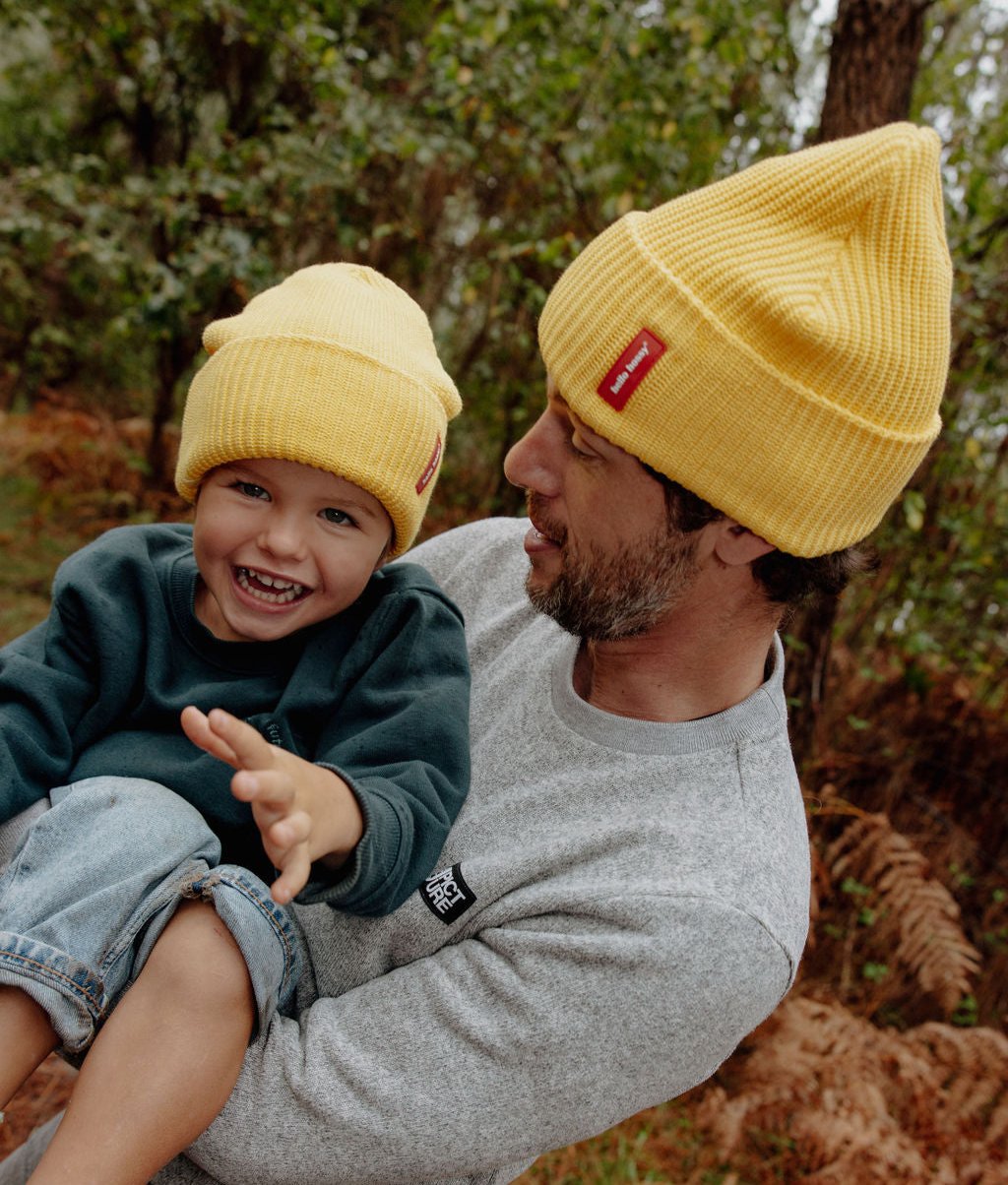 Gorros amarelos duo pai e filho com etiqueta vermelha cosida Hello Hossy