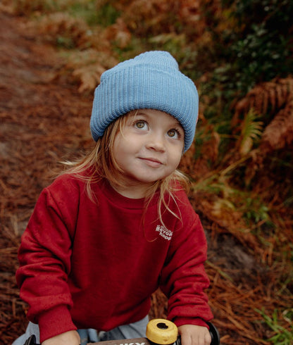 Gorro infantil azul de malha usado por uma criança Hello Hossy