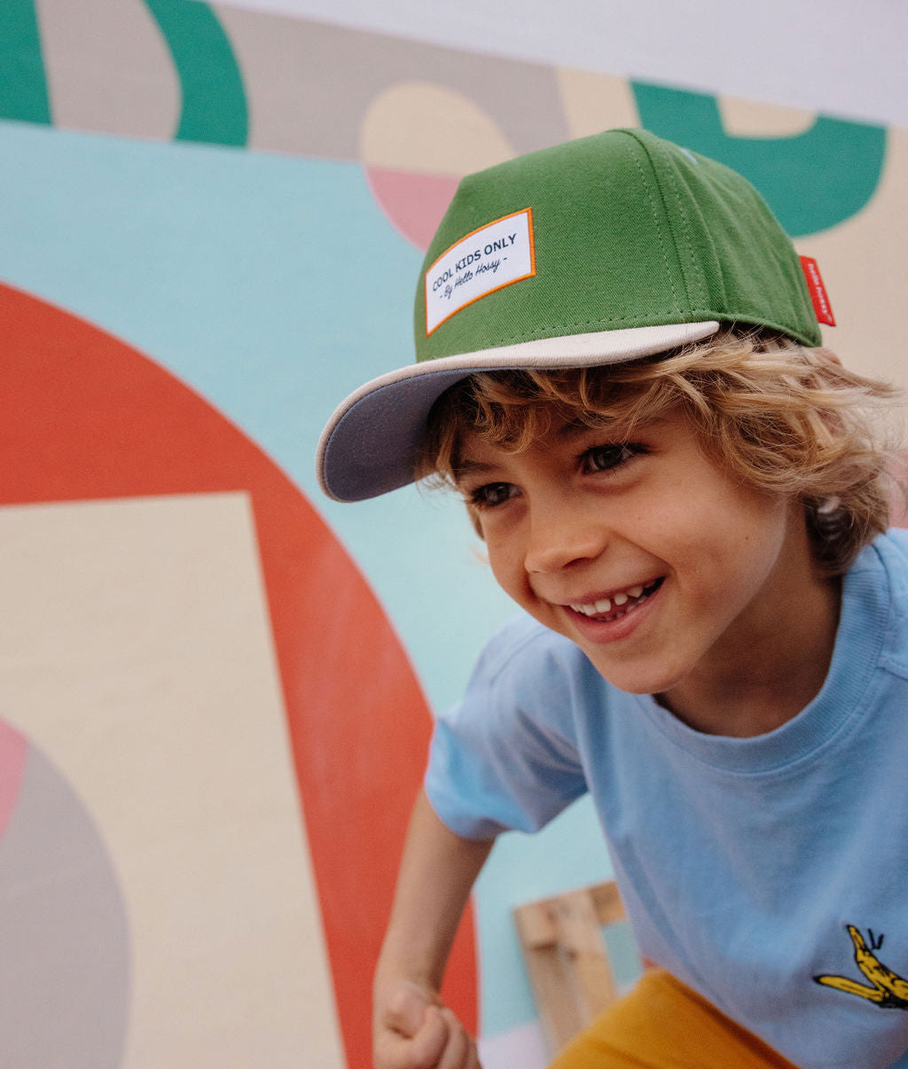 Boné infantil verde com pala curva e bordado Cool Kids Only Hello Hossy