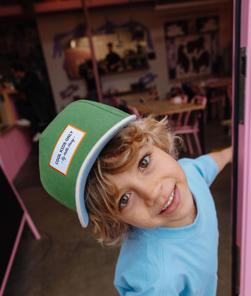 Boné infantil verde com pala curva, patch bordado Cool Kids Only Hello Hossy