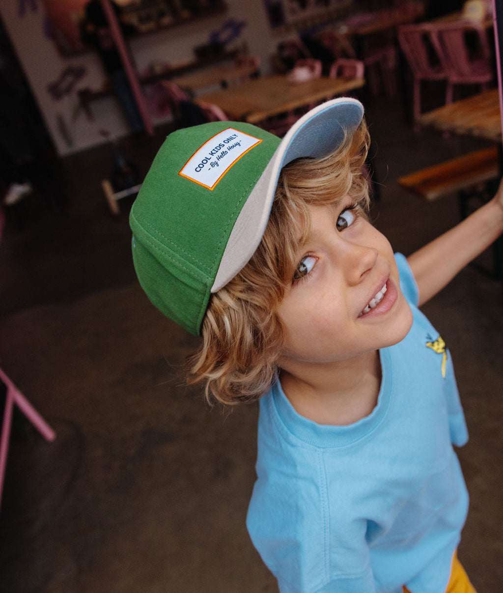 Boné infantil verde com pala curva, patch bordado Cool Kids Only Hello Hossy