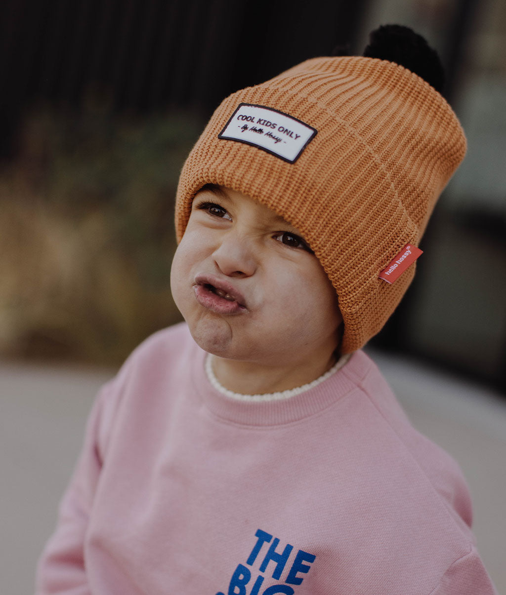 Gorro infantil castanho com pompom, etiqueta bordada com texto Hello Hossy