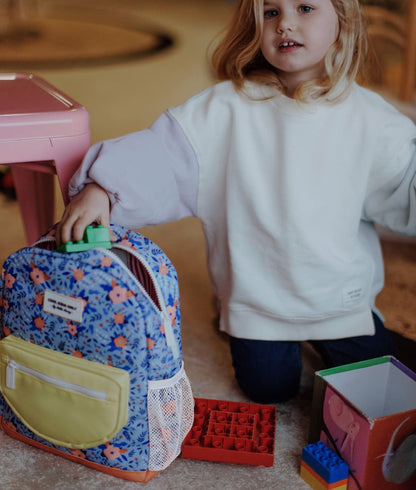 Mochila infantil azul com padrão de flores e bolso em rede amarelo Hello Hossy