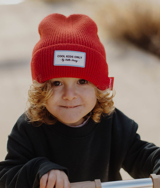 Gorro infantil vermelho, etiqueta Cool Kids Only Hello Hossy