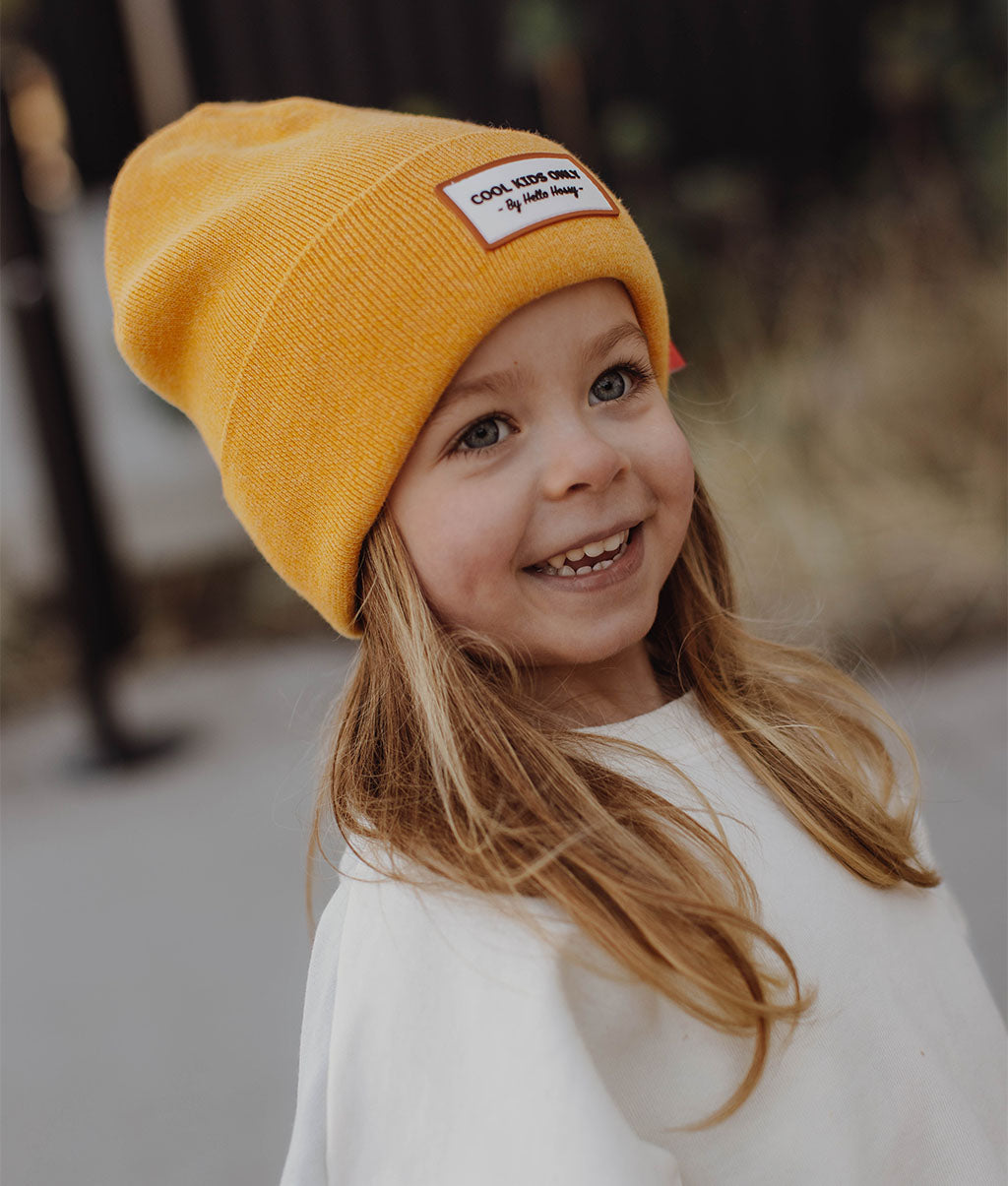 Gorro de criança amarelo chiné com emblema bordado Cool Kids Only Hello Hossy