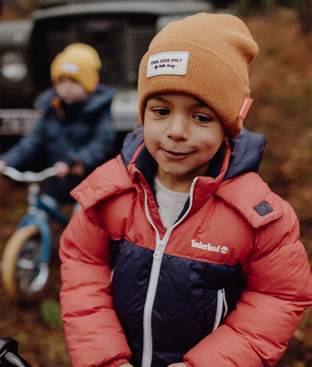 Gorro infantil castanho chiné com bordado à frente Hello Hossy