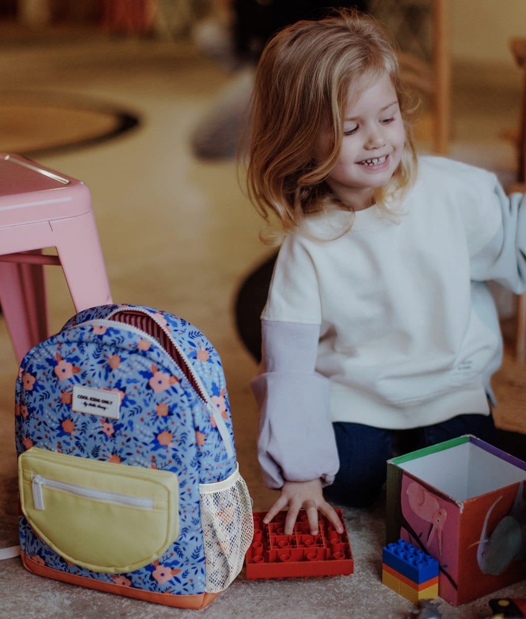 Mochila infantil azul com padrão de flores e bolso em rede amarelo Hello Hossy