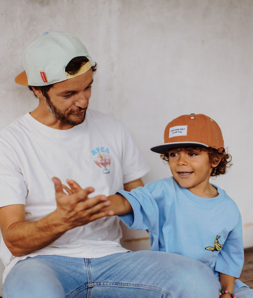 Duo pai e criança com bonés castanho e azul, pala reta Hello Hossy