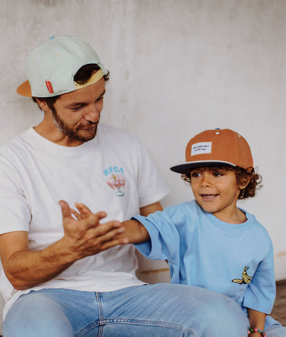 Duo pai e criança com bonés castanho e azul, pala reta Hello Hossy