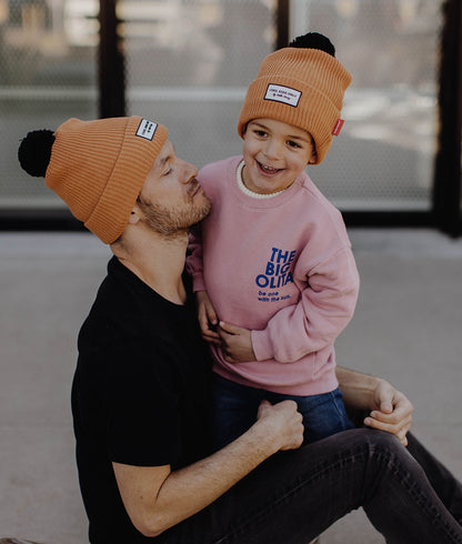 Duo pai e criança com gorro castanho, pompom preto Hello Hossy