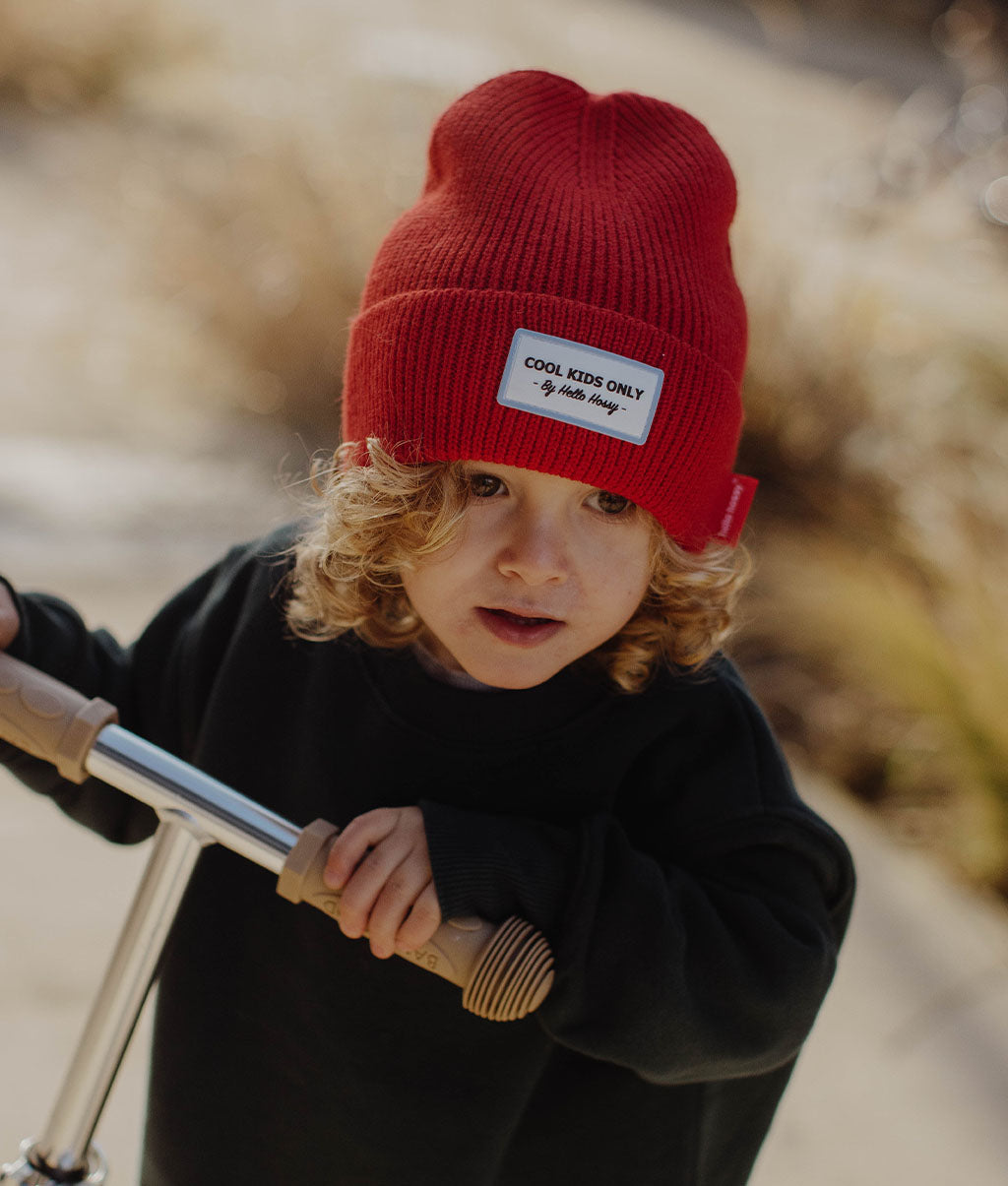 Gorro infantil vermelho em malha com etiqueta bordada Cool Kids Only Hello Hossy