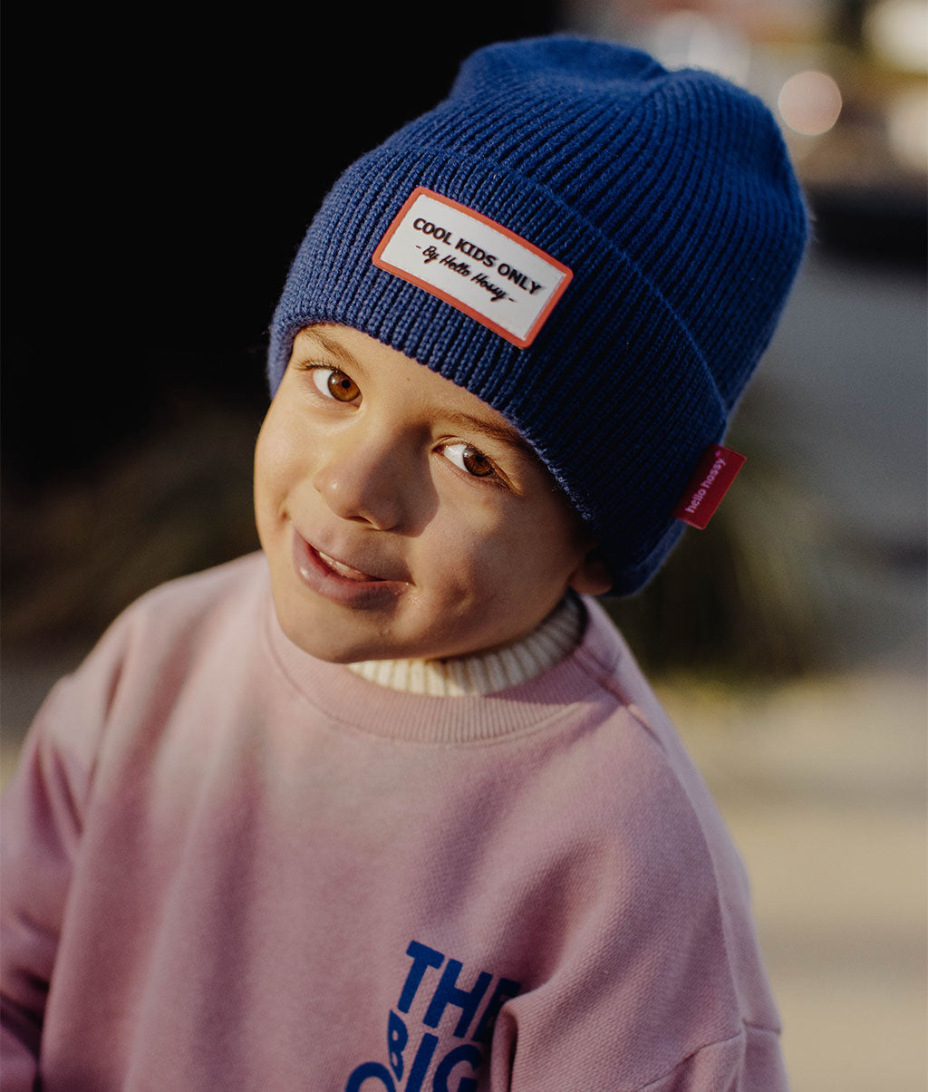 Gorro infantil azul com bordado retangular estiloso Hello Hossy