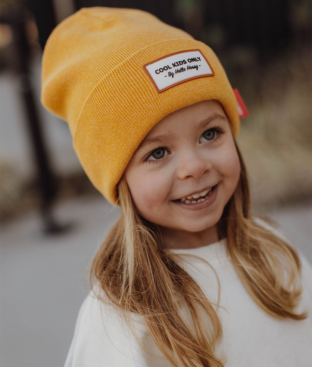 Gorro infantil amarelo, bordado com texto Hello Hossy