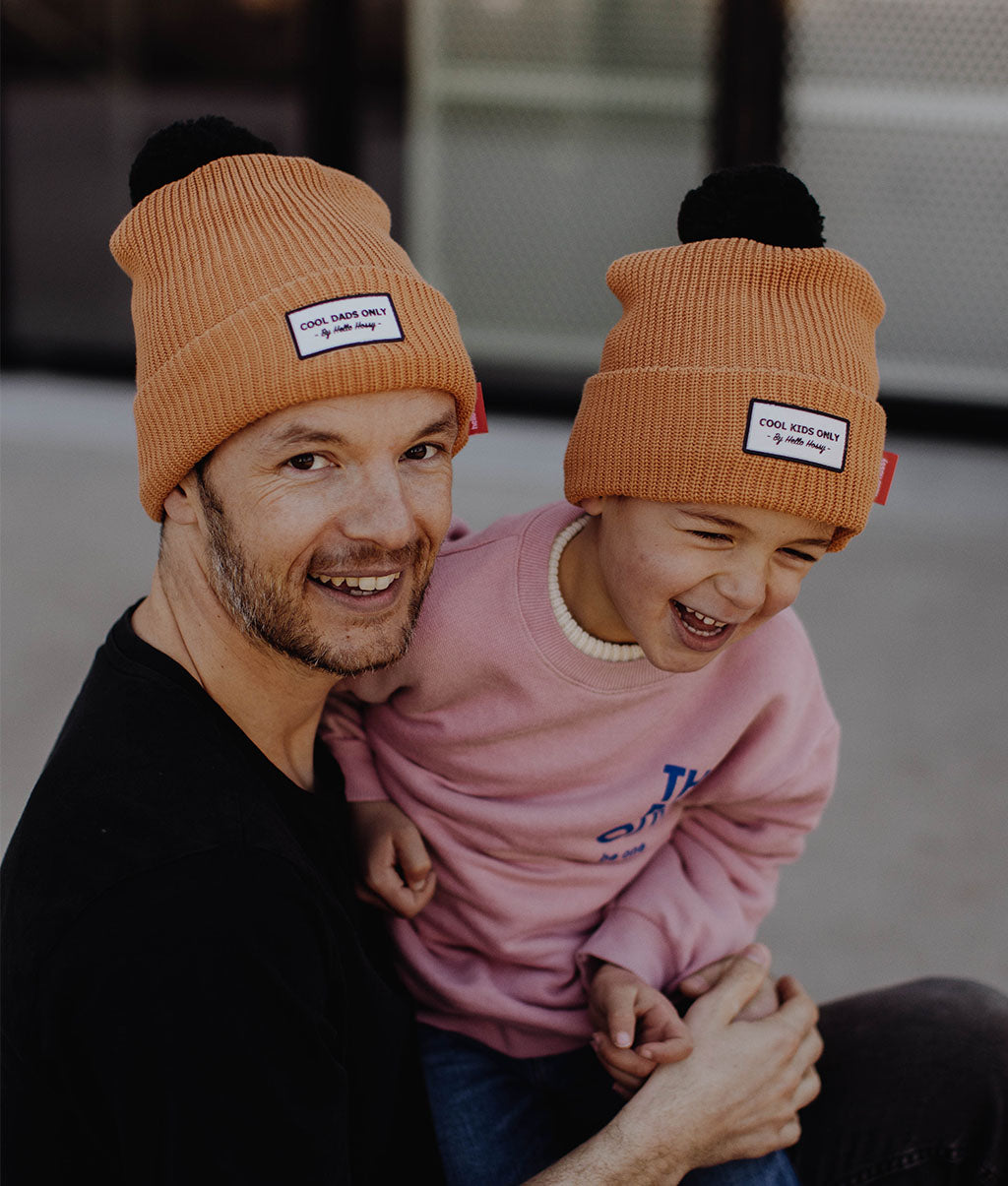 Duo de gorros para criança e pai, castanho, com pompom e etiqueta branca Hello Hossy