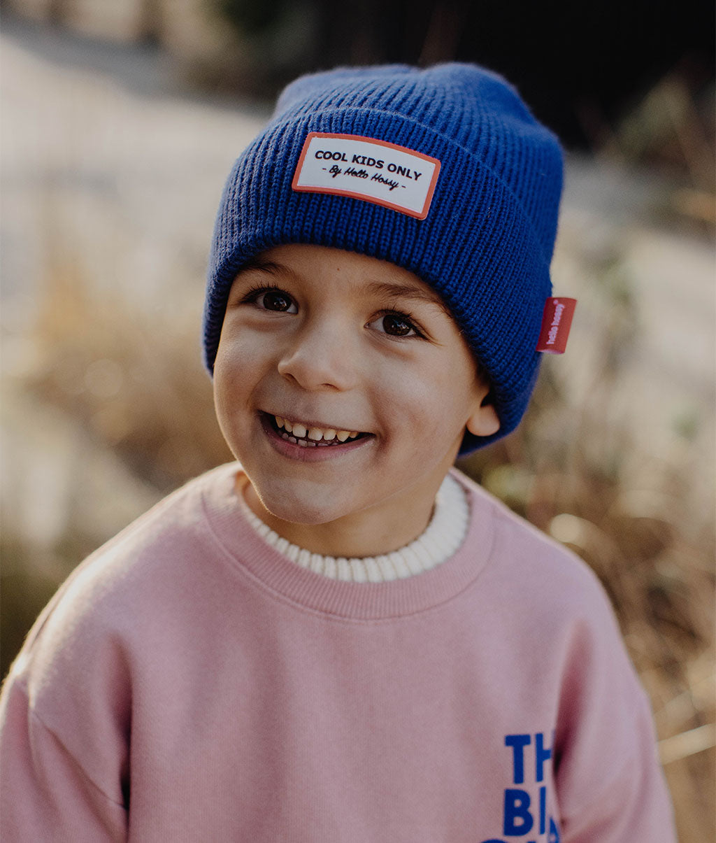 Gorro infantil azul com bordado de texto vermelho Hello Hossy
