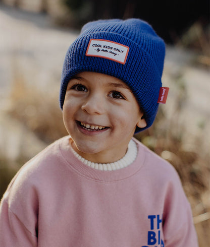 Gorro infantil azul com bordado de texto vermelho Hello Hossy