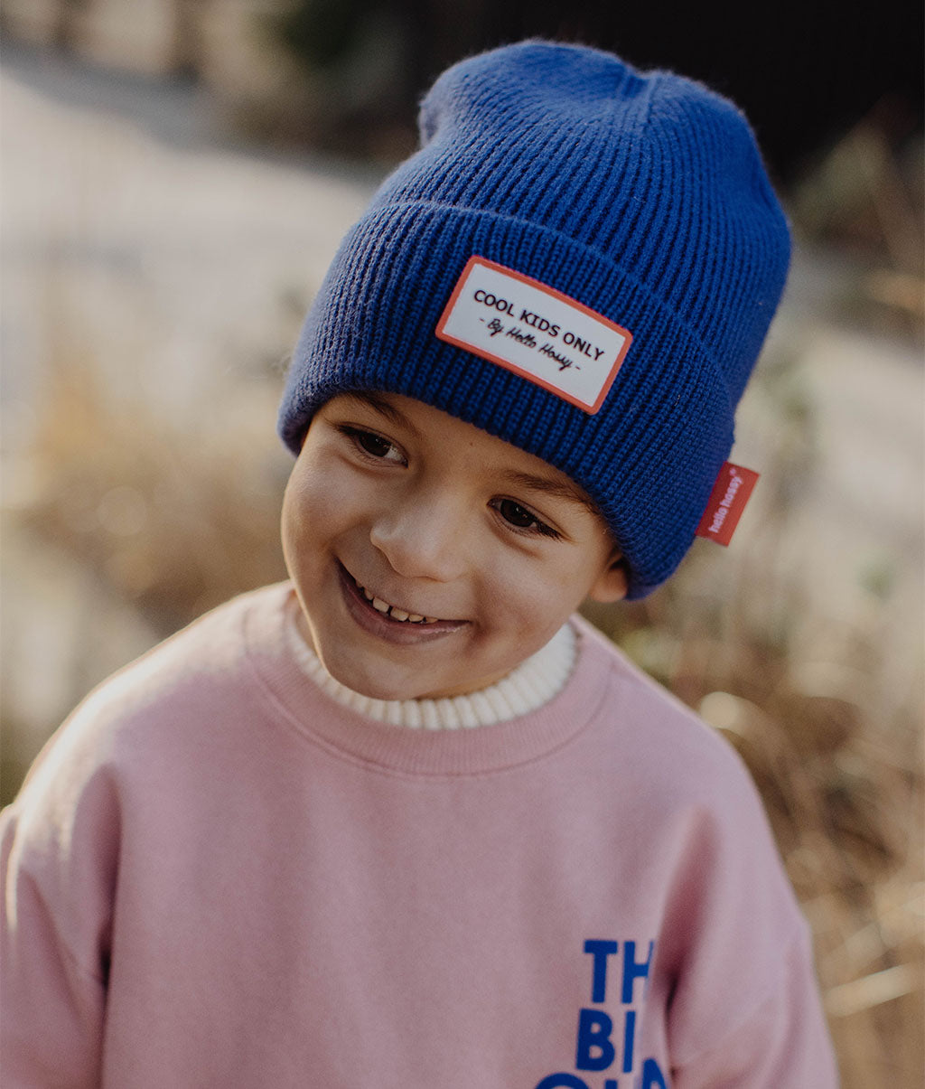 Gorro infantil azul em malha canelada com etiqueta bordada Hello Hossy