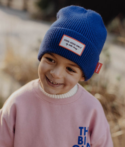 Gorro infantil azul em malha canelada com etiqueta bordada Hello Hossy