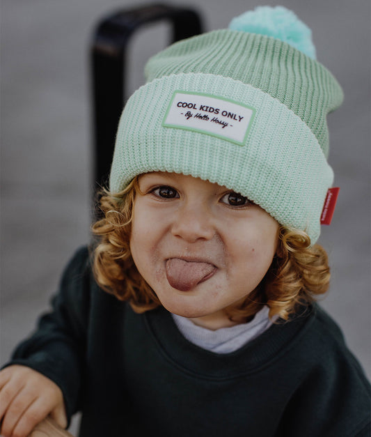 Gorro de criança verde com pompom e etiqueta Cool Kids Only, Hello Hossy