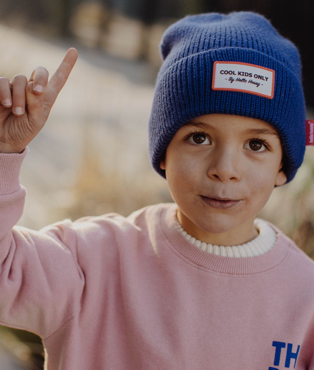 Gorro infantil azul com bordado vermelho e texto Cool Kids Only Hello Hossy