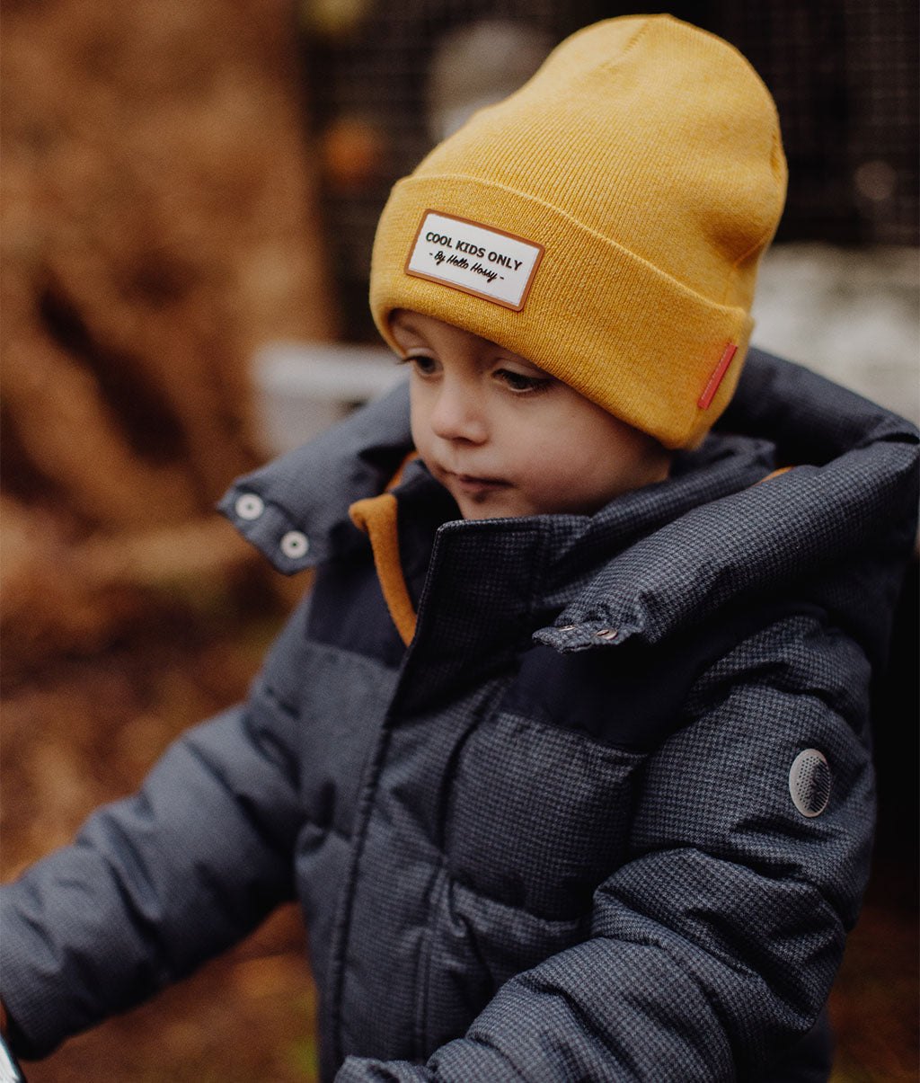 Gorro infantil amarelo, bordado retangular com texto Hello Hossy