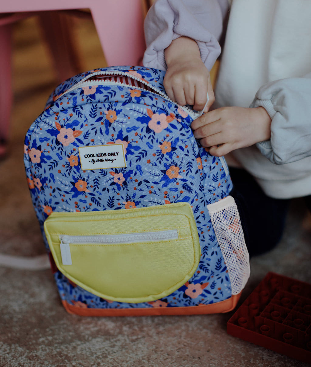 Mochila infantil azul com motivo de flores e bolso amarelo Hello Hossy