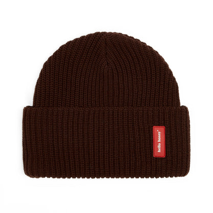 Gorro infantil castanho com dobra, etiqueta vermelha cosida Hello Hossy