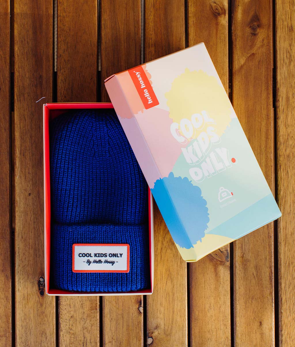 Gorro infantil azul com rebordo dobrado e bordado Cool Kids Only Hello Hossy