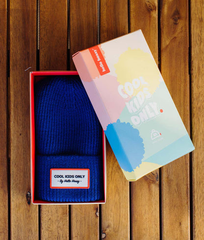 Gorro infantil azul com rebordo dobrado e bordado Cool Kids Only Hello Hossy