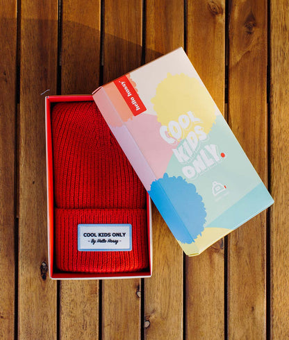 Gorro infantil vermelho com etiqueta bordada Cool Kids Only Hello Hossy