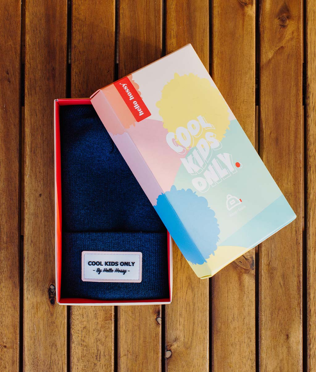 Gorro azul marine para criança com bordado, texto Pack presente Hello Hossy