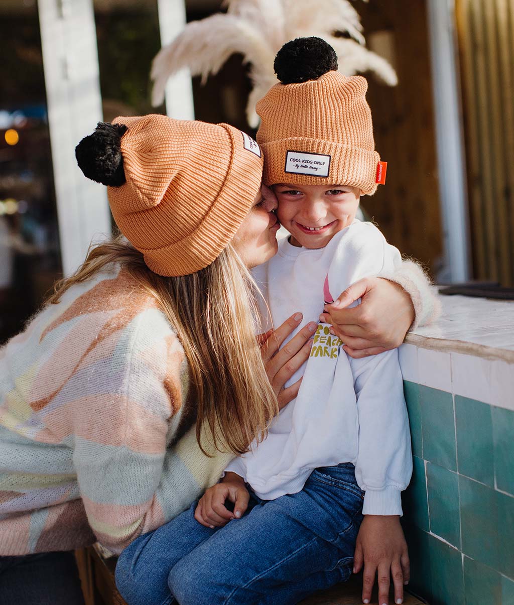 Gorro infantil castanho com pompom preto, duo mãe e criança Hello Hossy