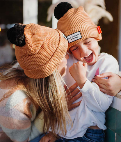 Gorro infantil castanho com pompom preto, etiqueta bordada, duo família Hello Hossy