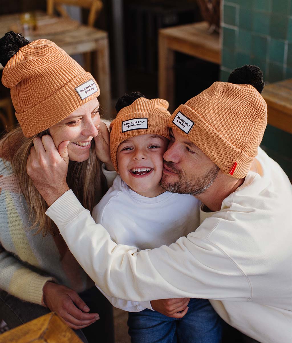Gorro infantil castanho com pompom, etiqueta branca, duo família Hello Hossy