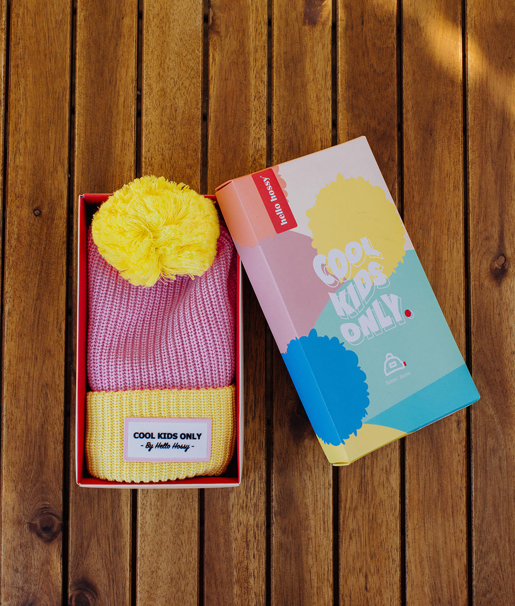 gorro infantil rosa com rebordo amarelo, pompom amarelo e bordado Cool Kids Only Hello Hossy