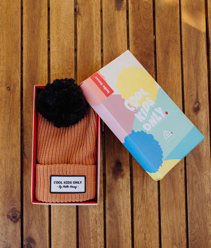Gorro infantil castanho com pompom preto e texto bordado Hello Hossy