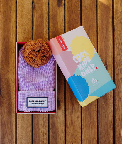 Gorro infantil violeta com pompom castanho e etiqueta Cool Kids Only Hello Hossy