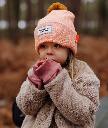 Gorro infantil rosa com pompom e etiqueta bordada Hello Hossy