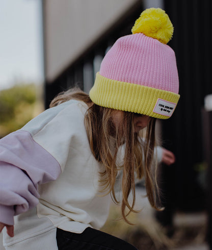Gorro infantil rosa com rebordo amarelo e pompom amarelo Hello Hossy